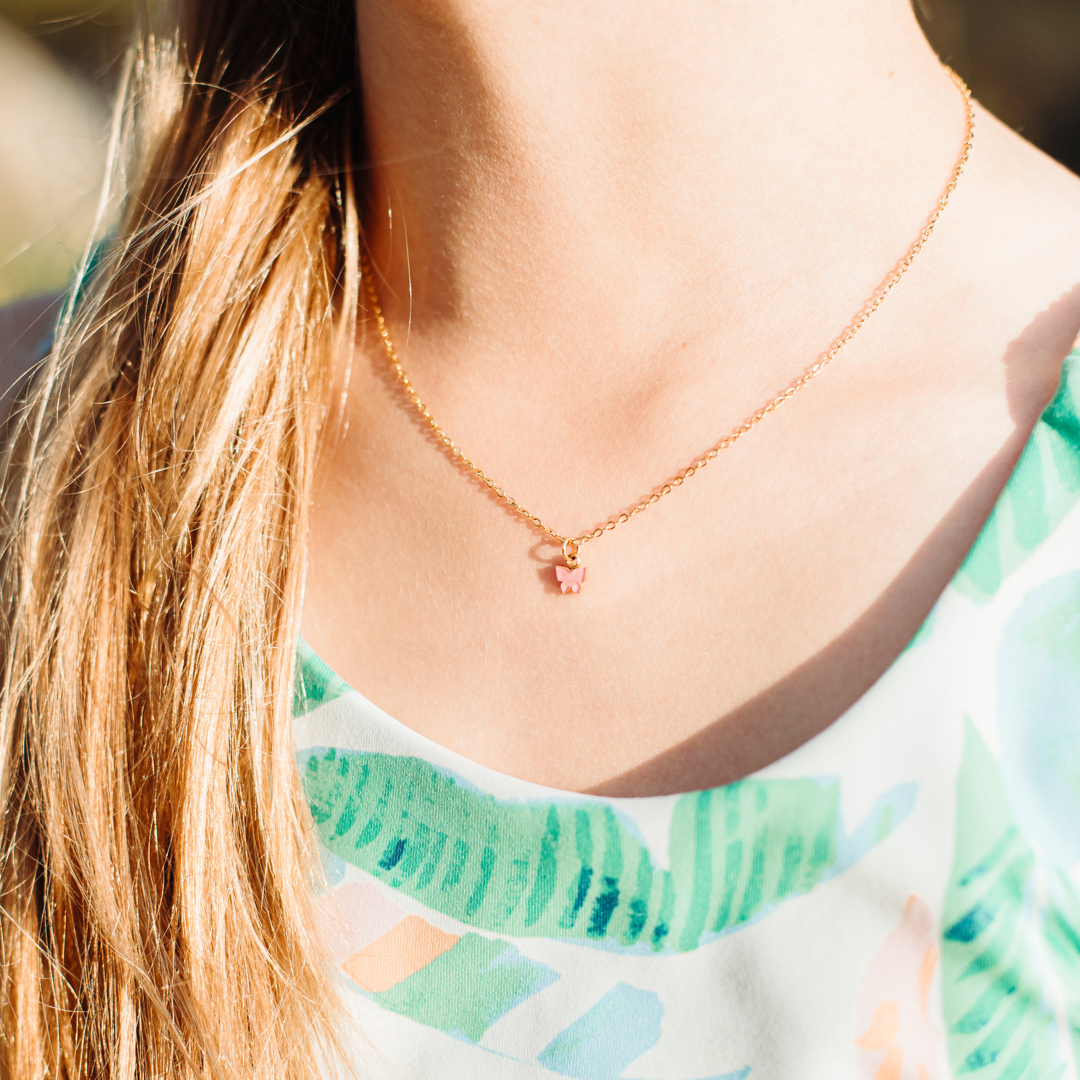 Mini collier doré breloque papillon rose en acier inoxydable