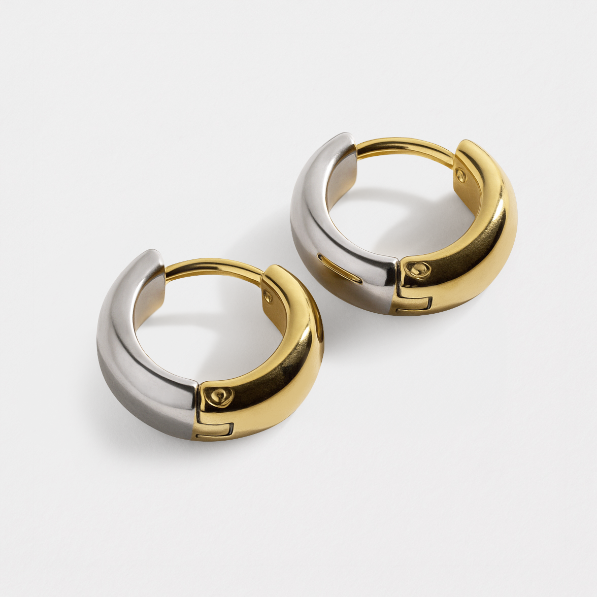 Mini boucles d'oreilles huggies deux tons en acier inoxydable