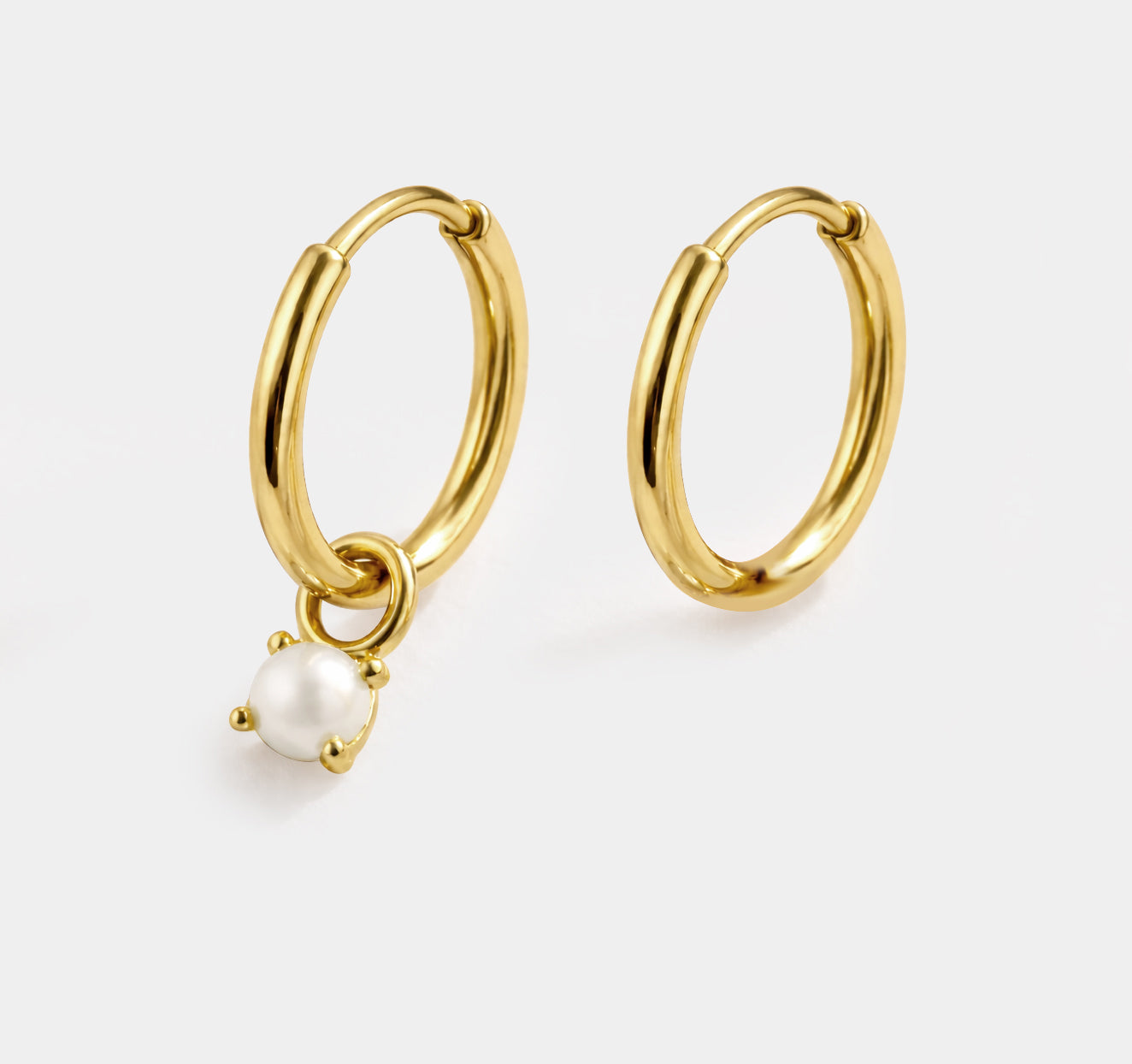 Mini boucles d'oreilles huggies dorées en acier inoxydable & perle