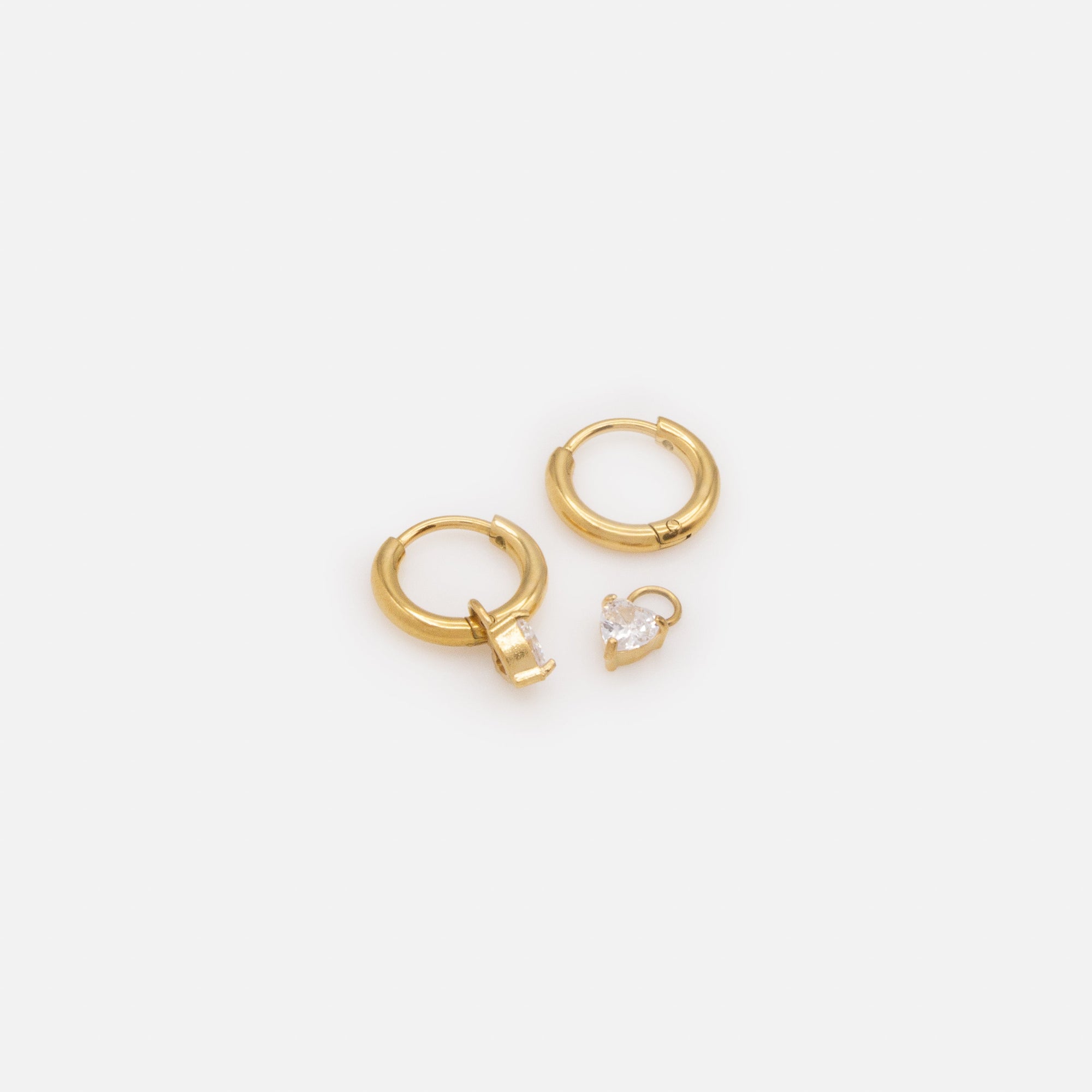 Mini boucles d'oreilles huggies dorées en acier inoxydable & zircon cubique en cœur