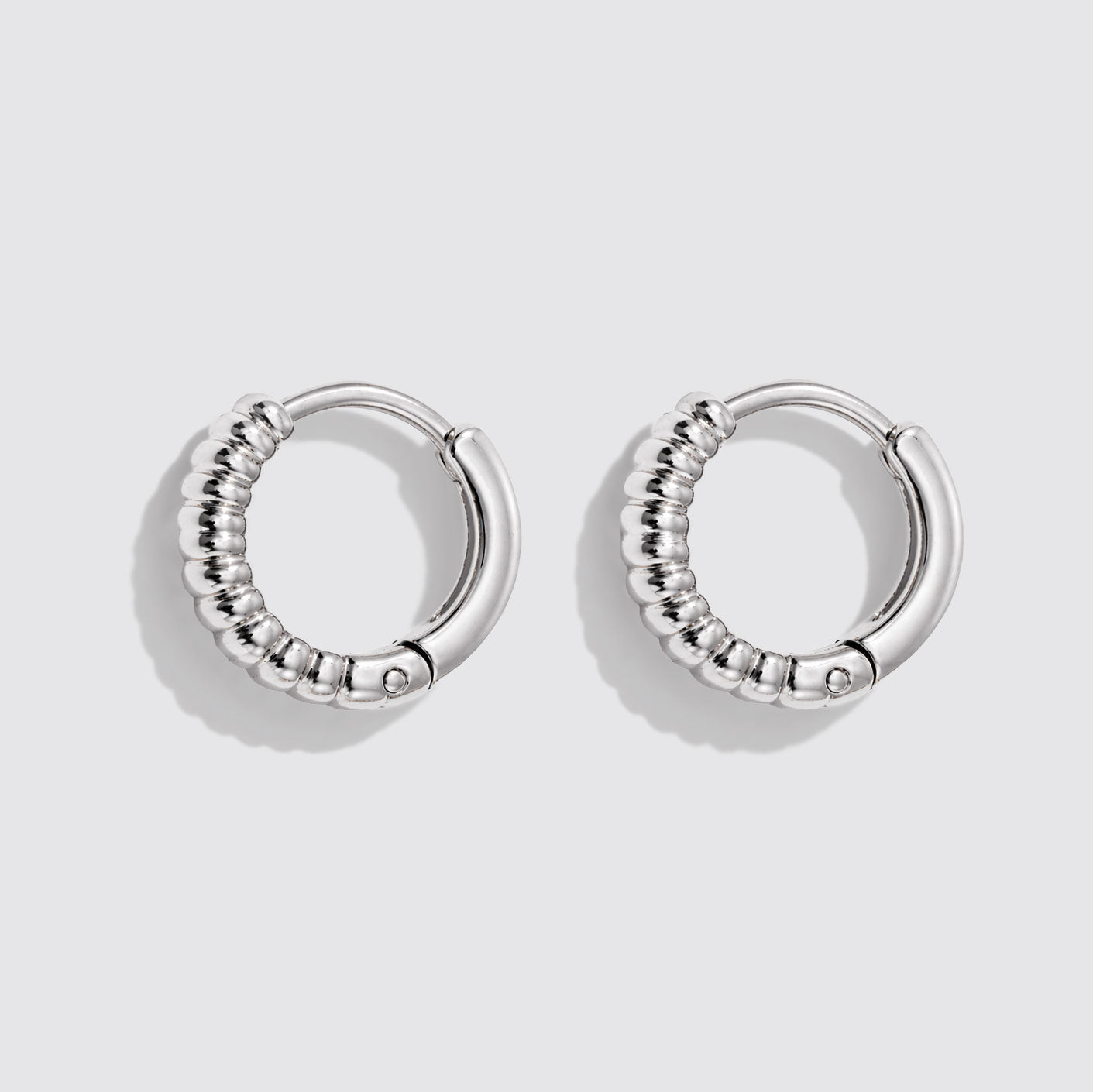 Mini boucles d'oreilles huggies striées argentées en acier inoxydable