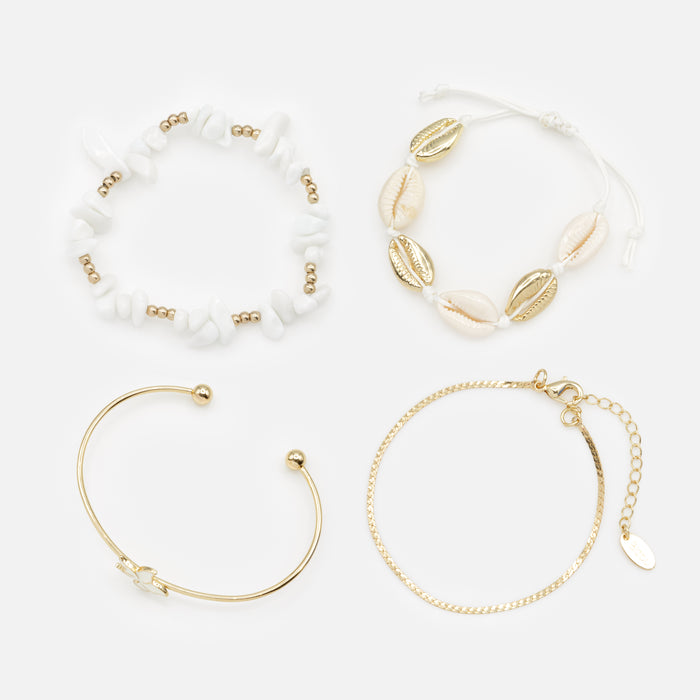 Ensemble de quatre bracelets dorés avec coquillages et fleur