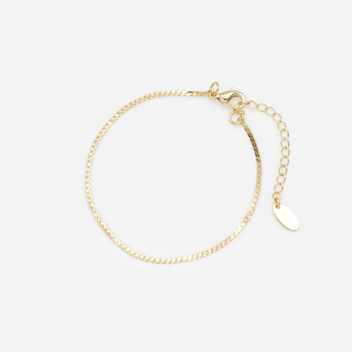 Ensemble de quatre bracelets dorés avec coquillages et fleur