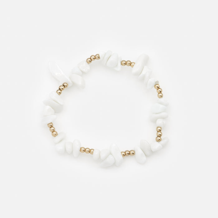 Ensemble de quatre bracelets dorés avec coquillages et fleur