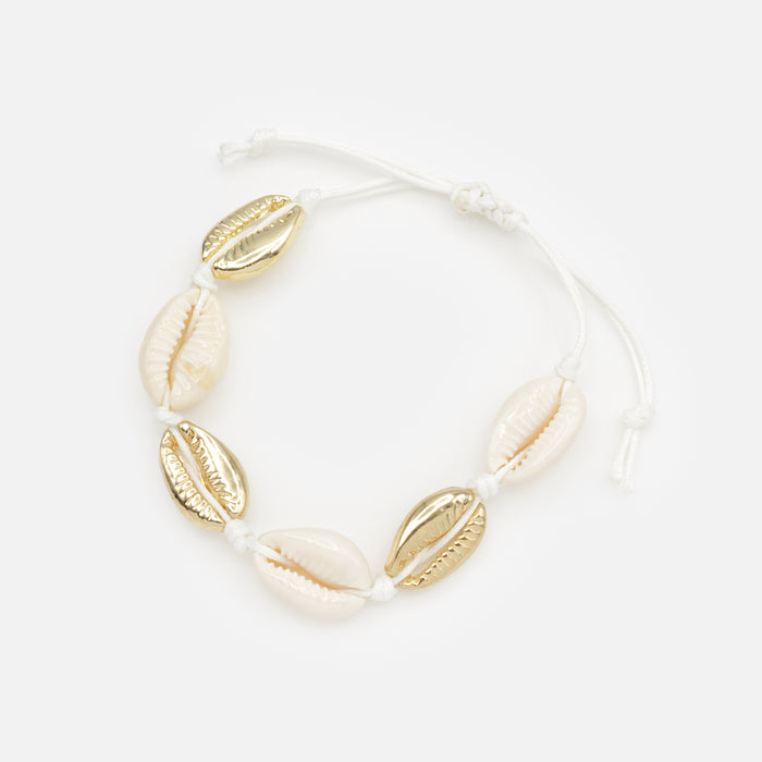 Ensemble de quatre bracelets dorés avec coquillages et fleur