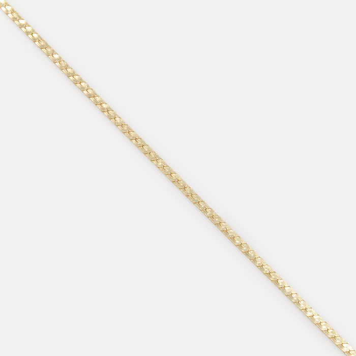 Ensemble de quatre bracelets dorés avec coquillages et fleur