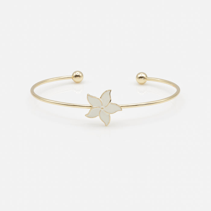 Ensemble de quatre bracelets dorés avec coquillages et fleur