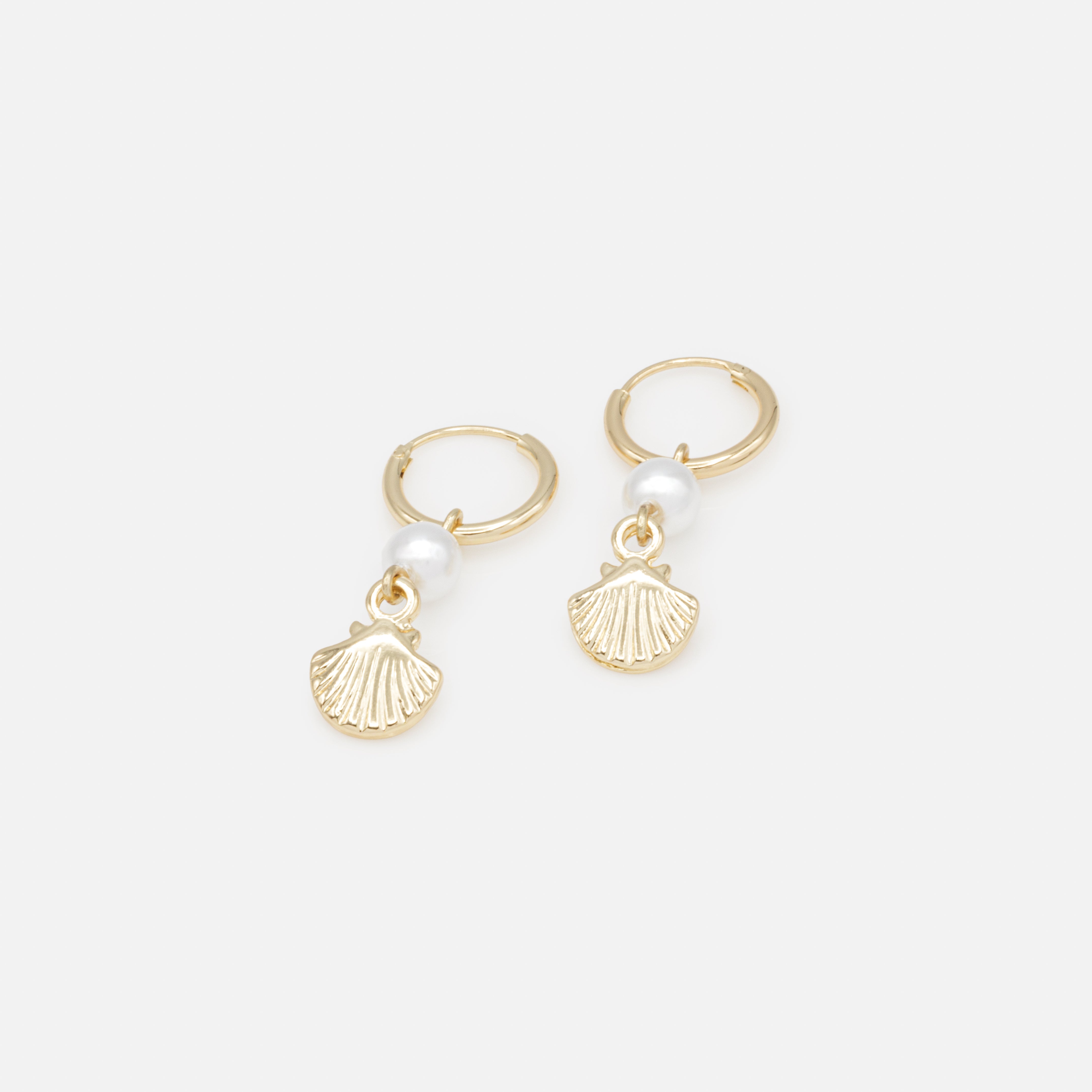 Boucles d'oreilles anneaux dorés avec breloque amovible perle et coquillage