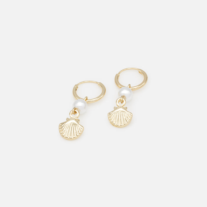 Boucles d'oreilles anneaux dorés avec breloque amovible perle et coquillage