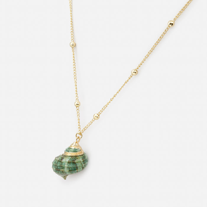 Collier petites billes dorées avec breloque coquillage en spirale vert