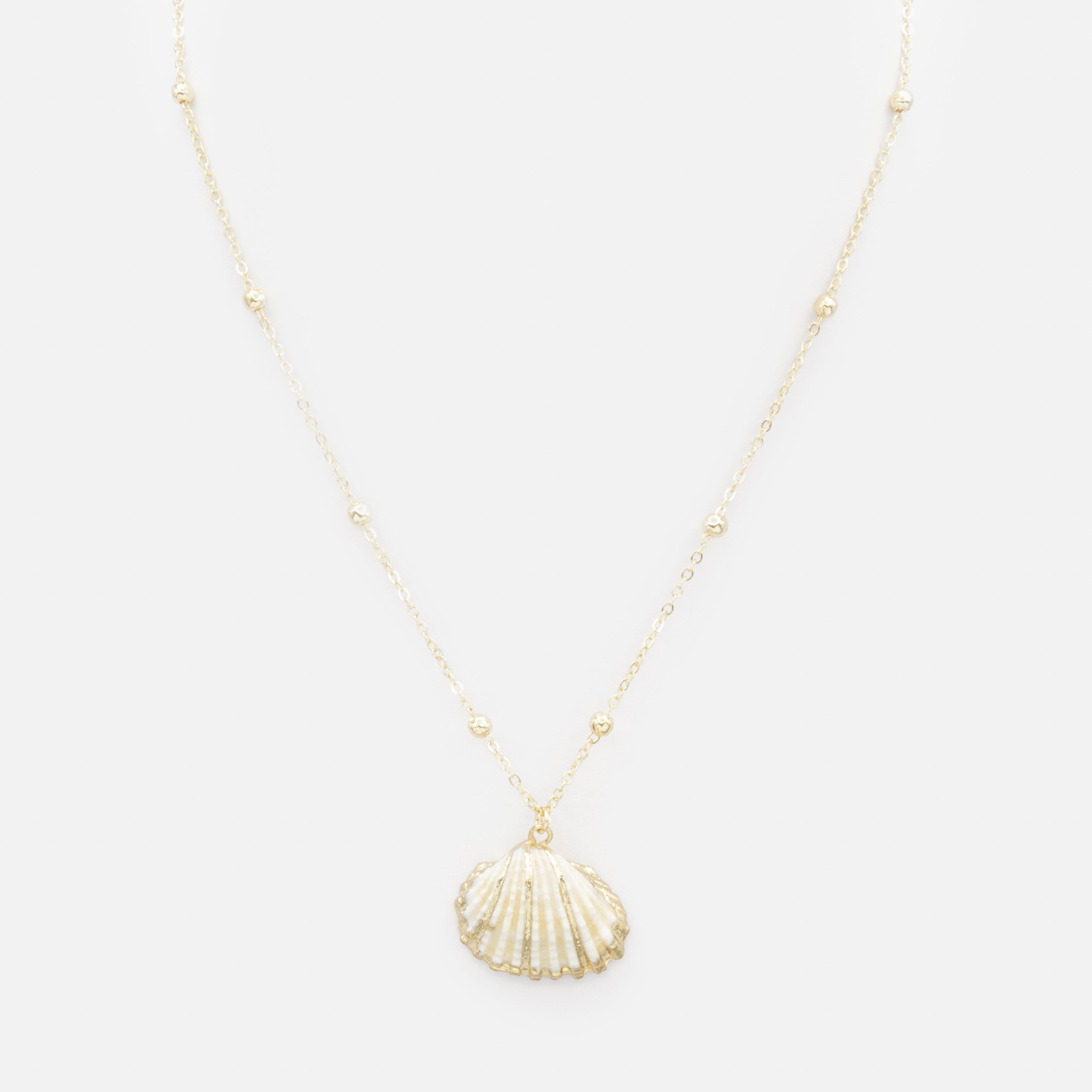 Collier petites billes dorées avec breloque coquillage blanc