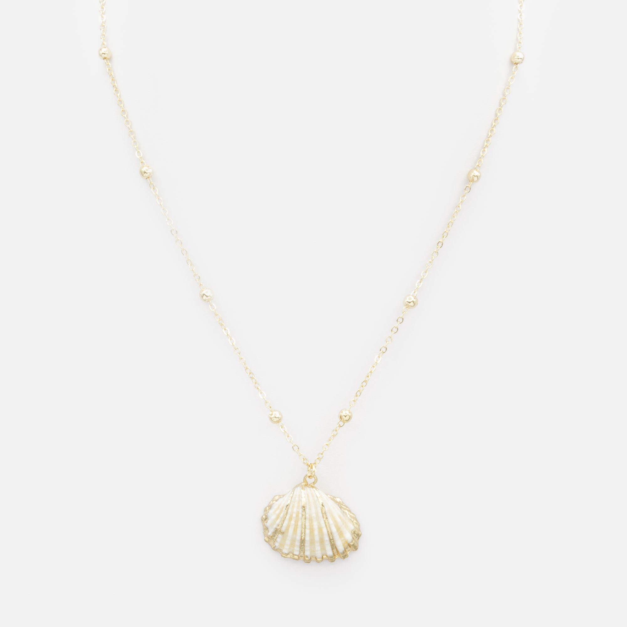 Collier petites billes dorées avec breloque coquillage blanc