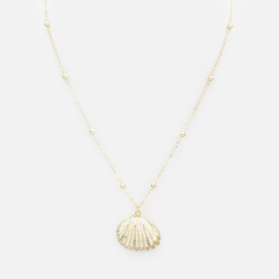 Collier petites billes dorées avec breloque coquillage blanc