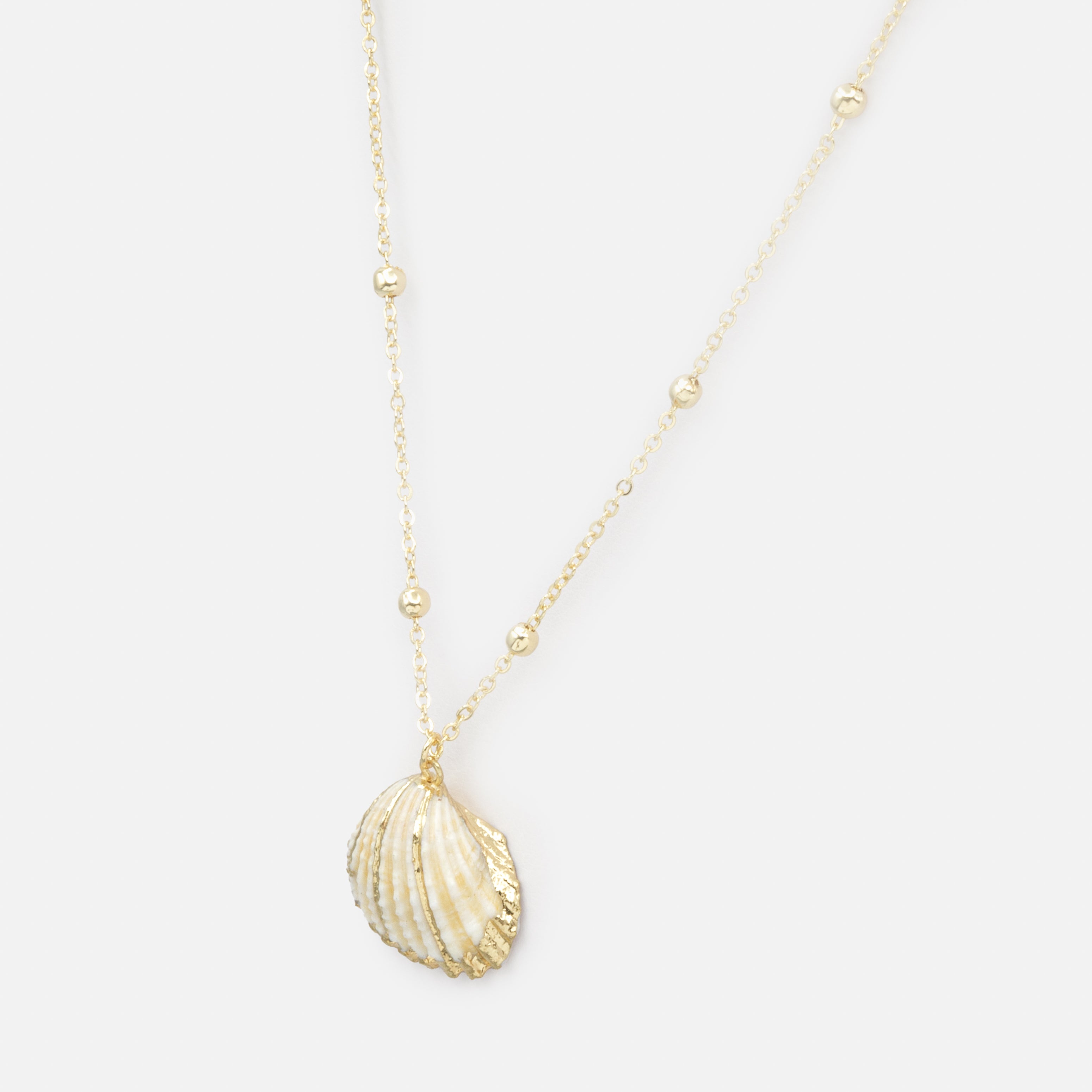 Collier petites billes dorées avec breloque coquillage blanc