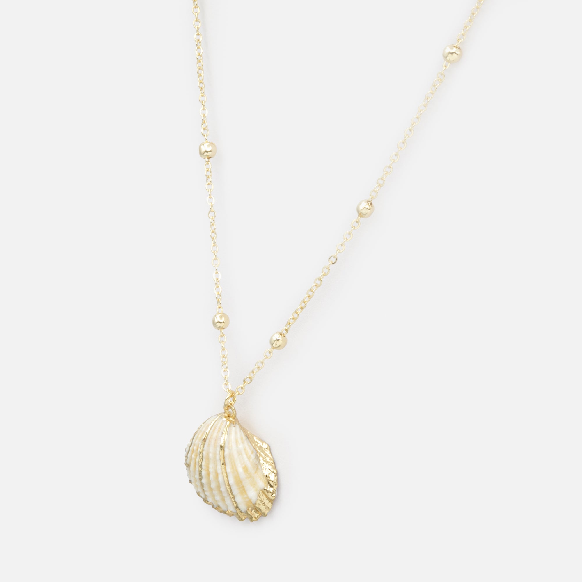 Collier petites billes dorées avec breloque coquillage blanc