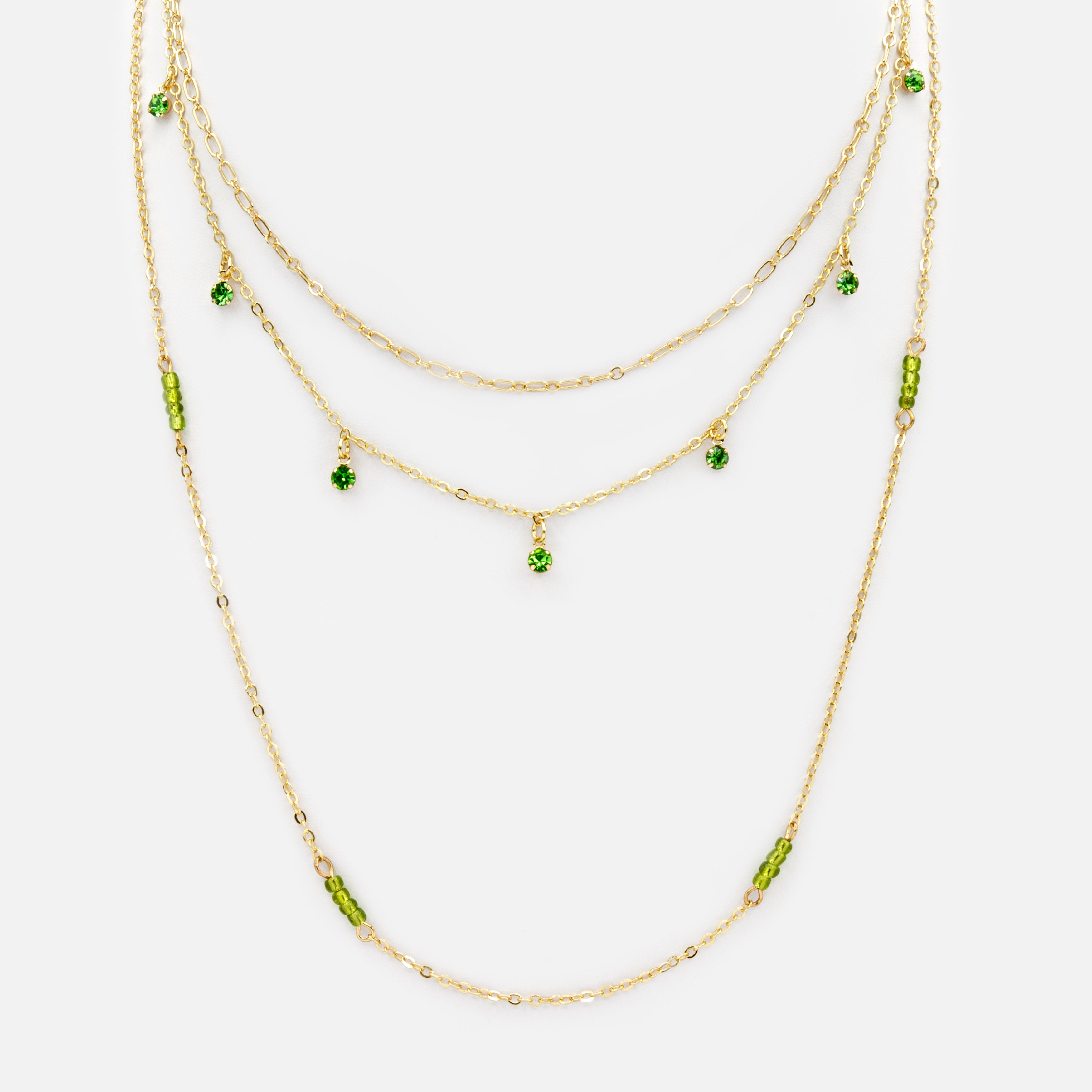 Collier triple chaîne dorée avec billes et pierres vertes