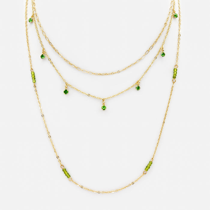 Collier triple chaîne dorée avec billes et pierres vertes