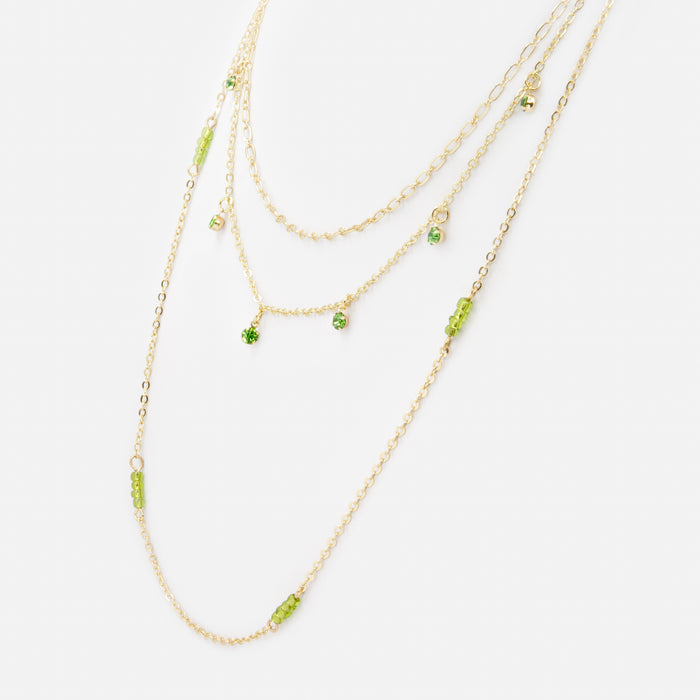 Collier triple chaîne dorée avec billes et pierres vertes