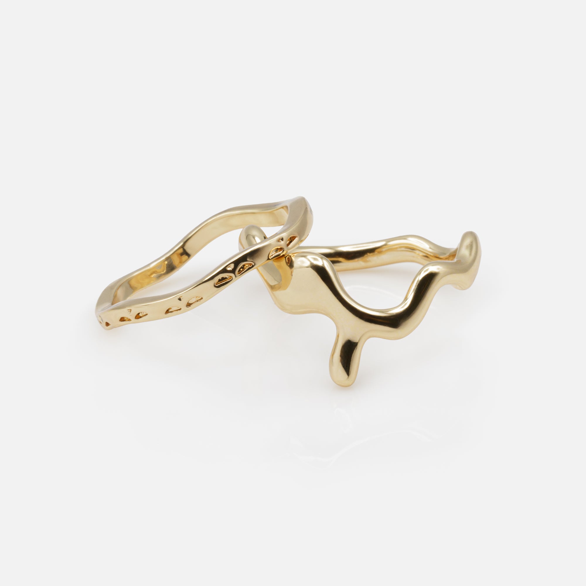 Duo of golden rings with irregular curves and delicate patterns