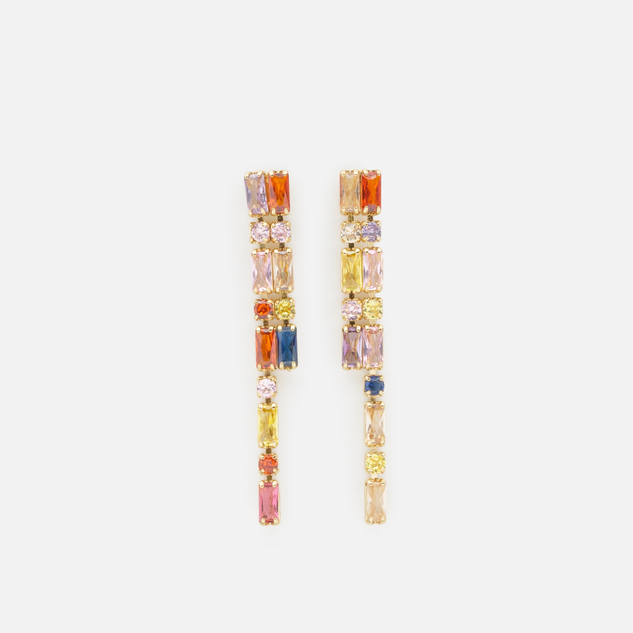 Boucles d'oreilles dorées longues avec petites pierres multicolores