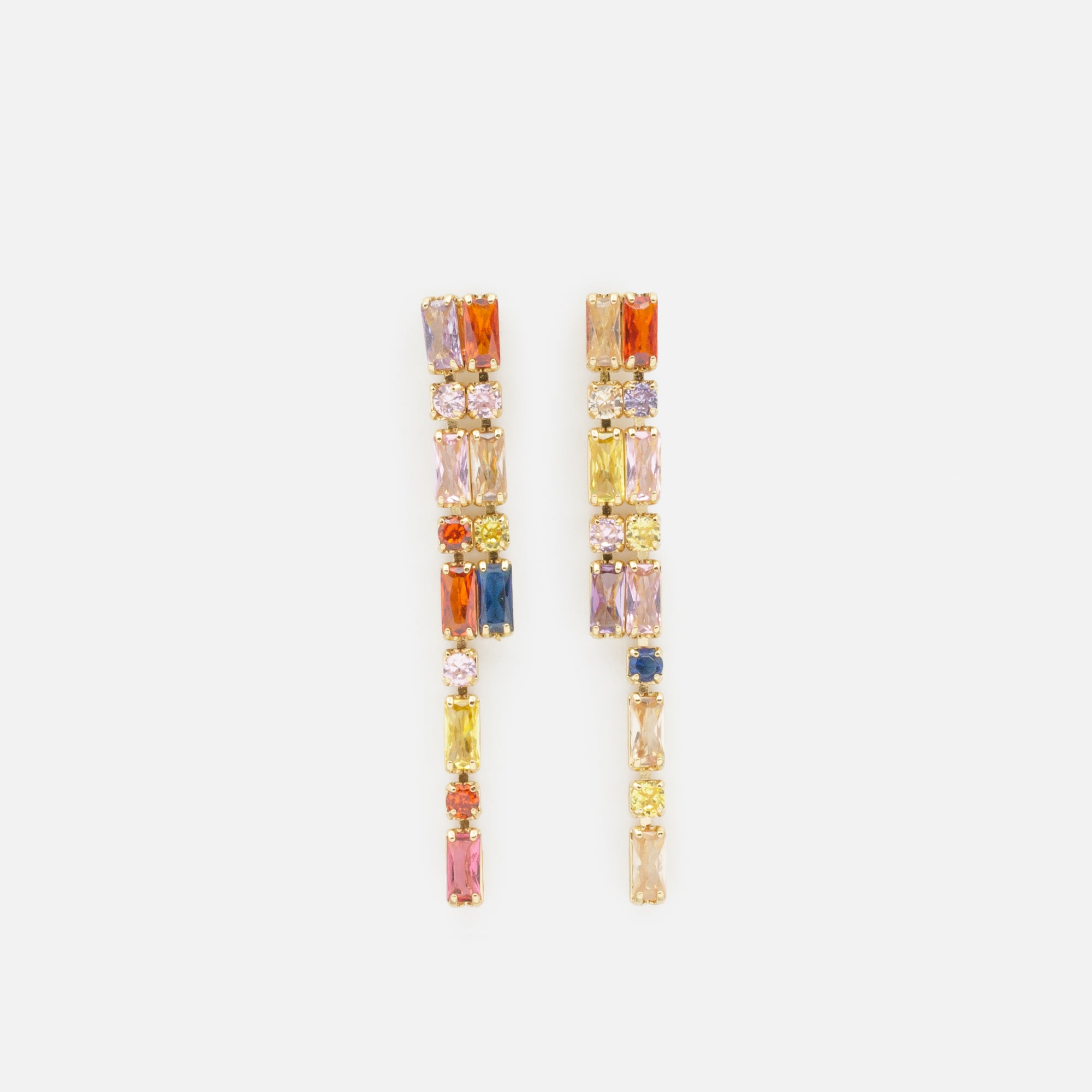 Boucles d'oreilles dorées longues avec petites pierres multicolores