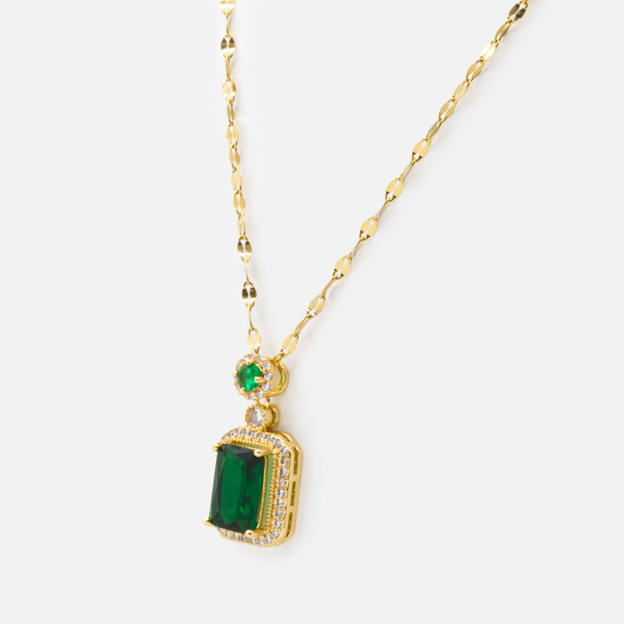 Collier doré à maille diamant avec pierres émeraude et zircons cubiques