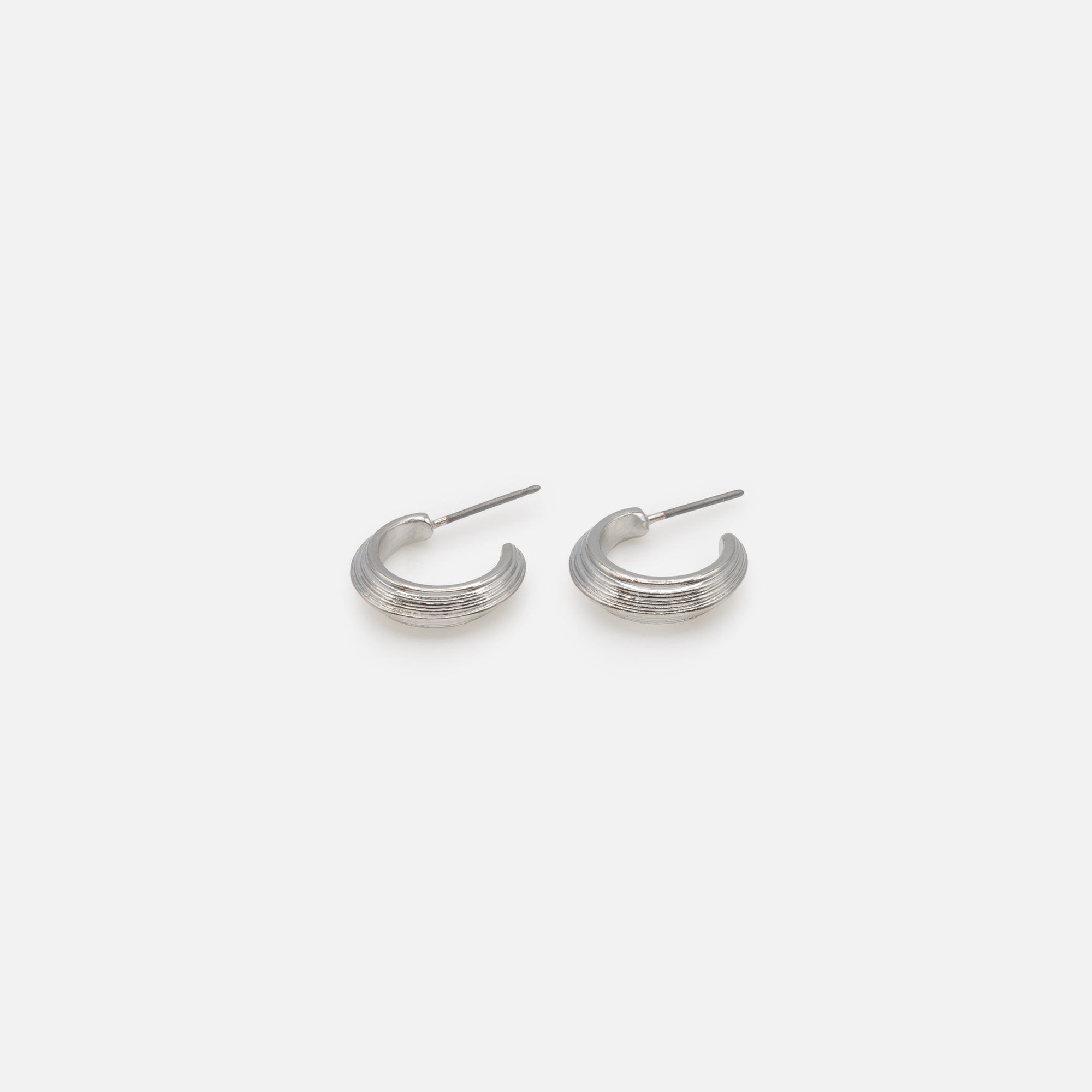Duo of silver hoop earrings in triple and fine lines
