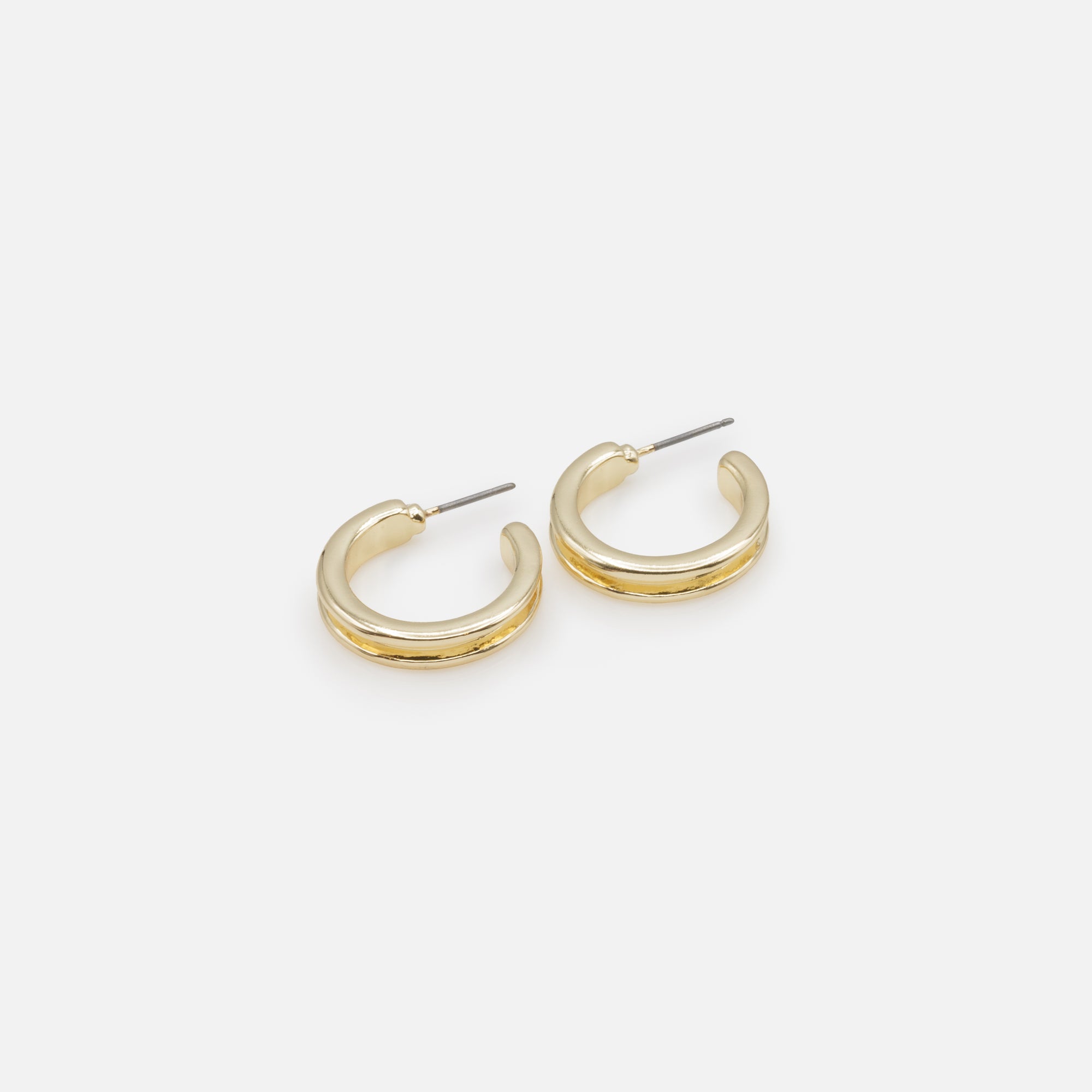 Duo de boucles d'oreilles anneaux dorés entrecroisés et renfoncés