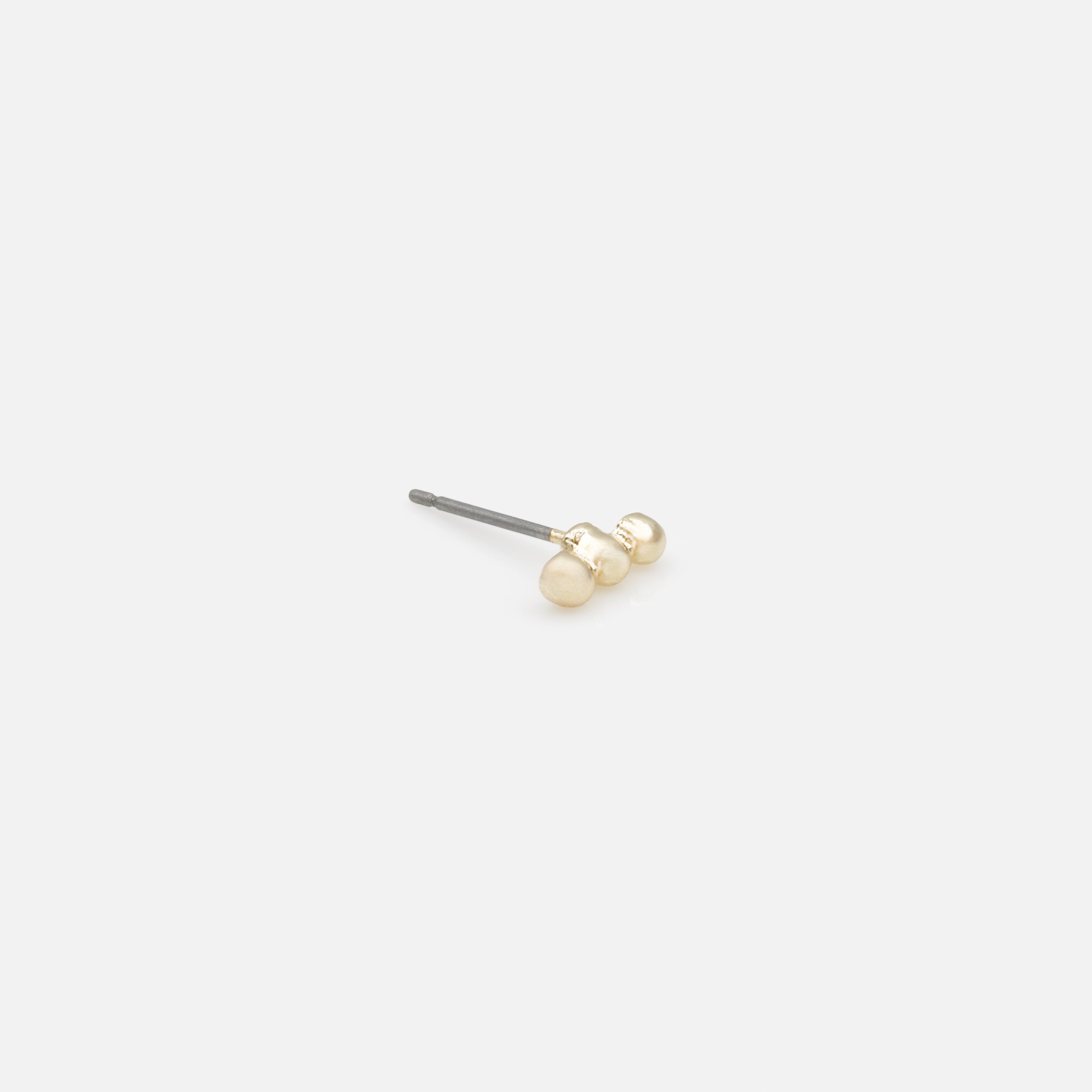 Ensemble de quatre boucles d'oreilles et de deux manchettes dorées