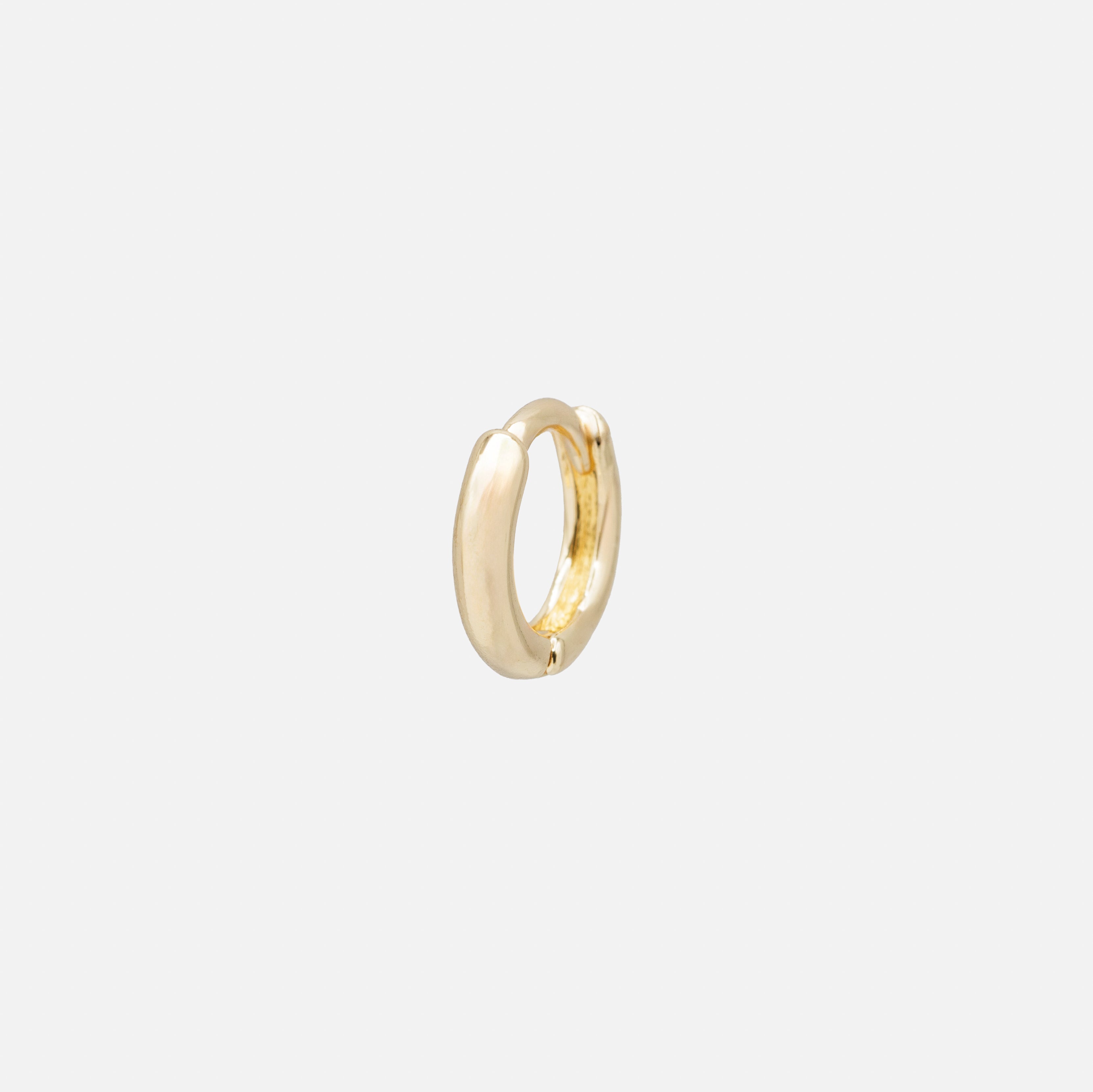 Ensemble de quatre boucles d'oreilles et de deux manchettes dorées