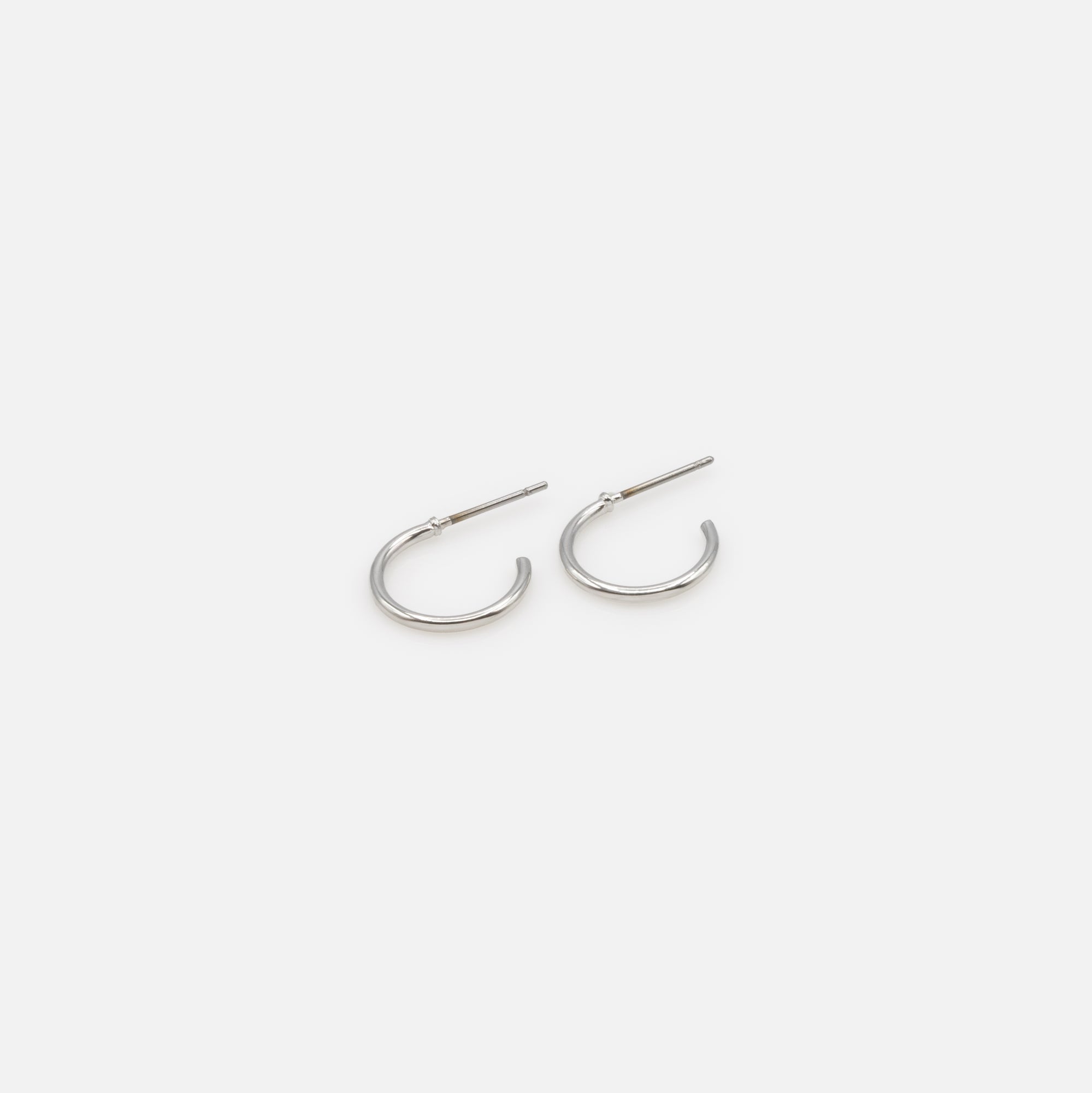 Trio de boucles d'oreilles anneaux argentés simples et torsadés