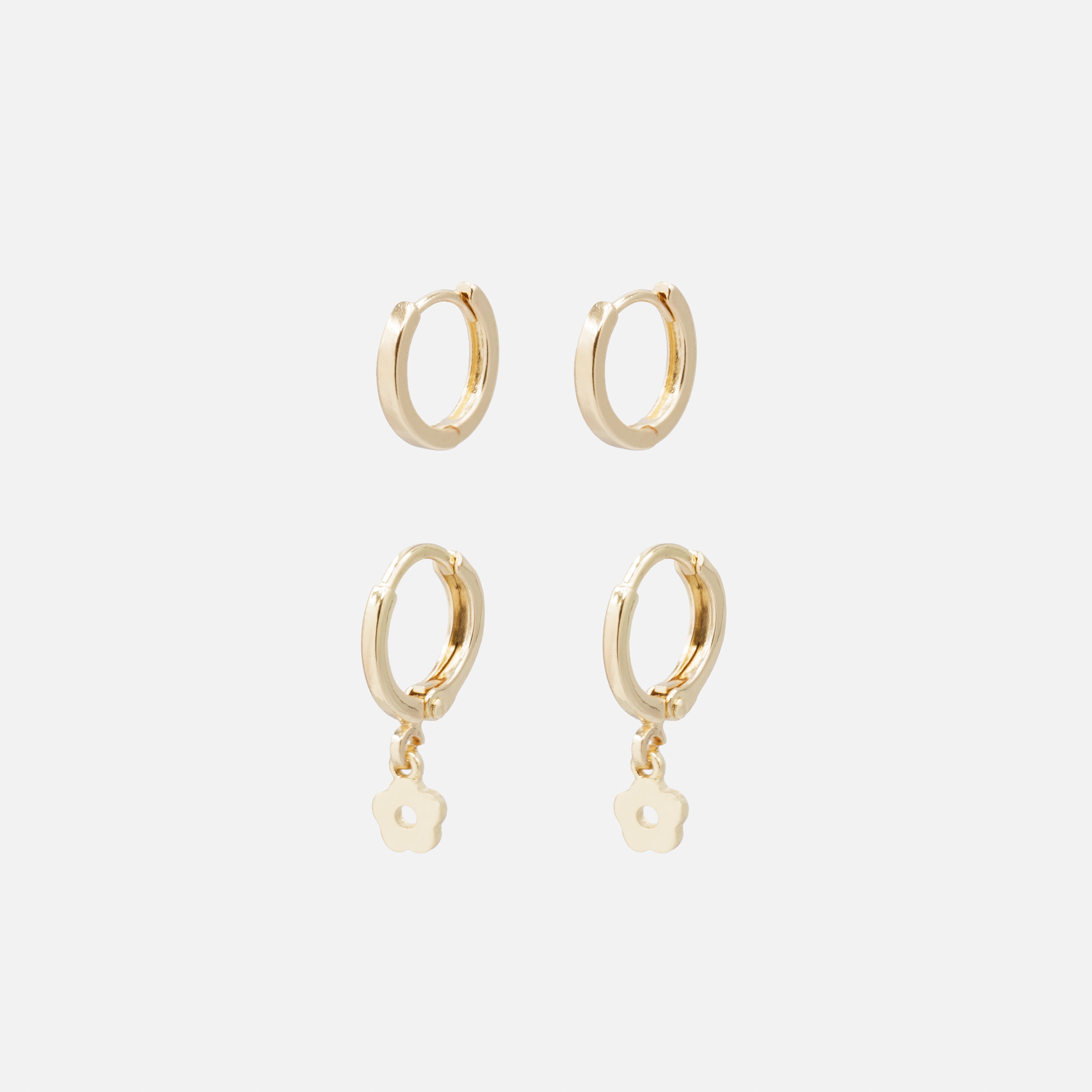 Duo de boucles d'oreilles anneaux dorés simples et breloque fleur
