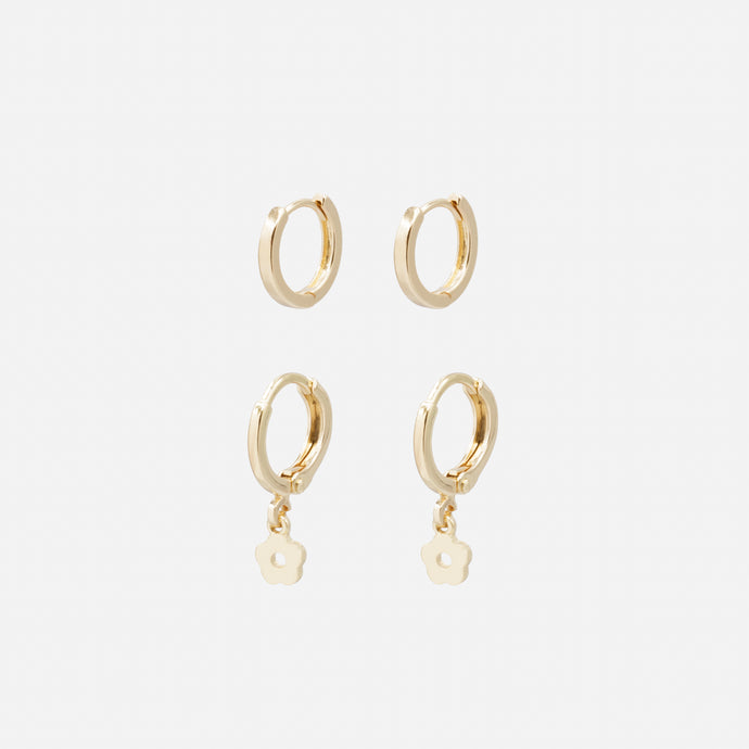 Duo de boucles d'oreilles anneaux dorés simples et breloque fleur