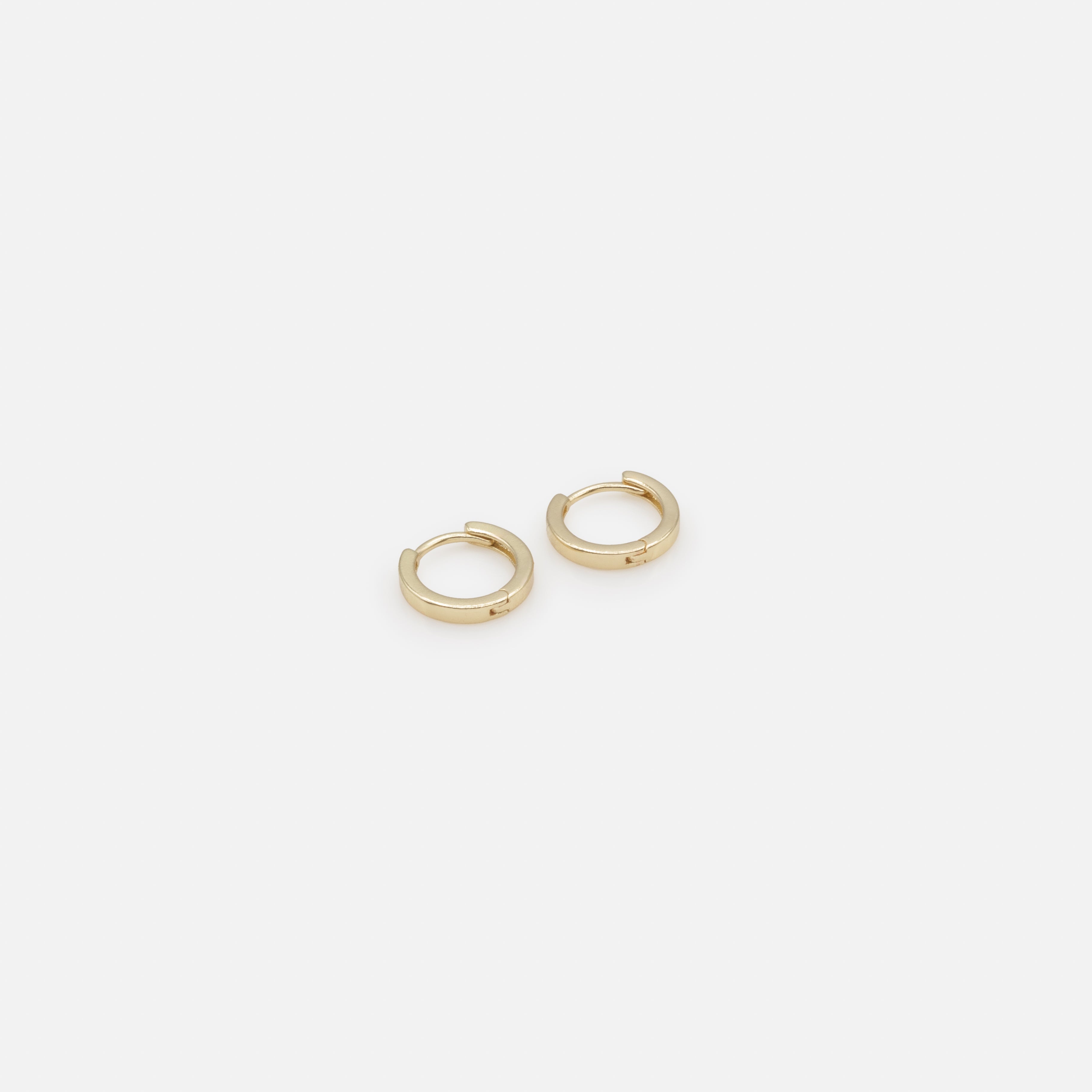 Duo de boucles d'oreilles anneaux dorés simples et breloque fleur