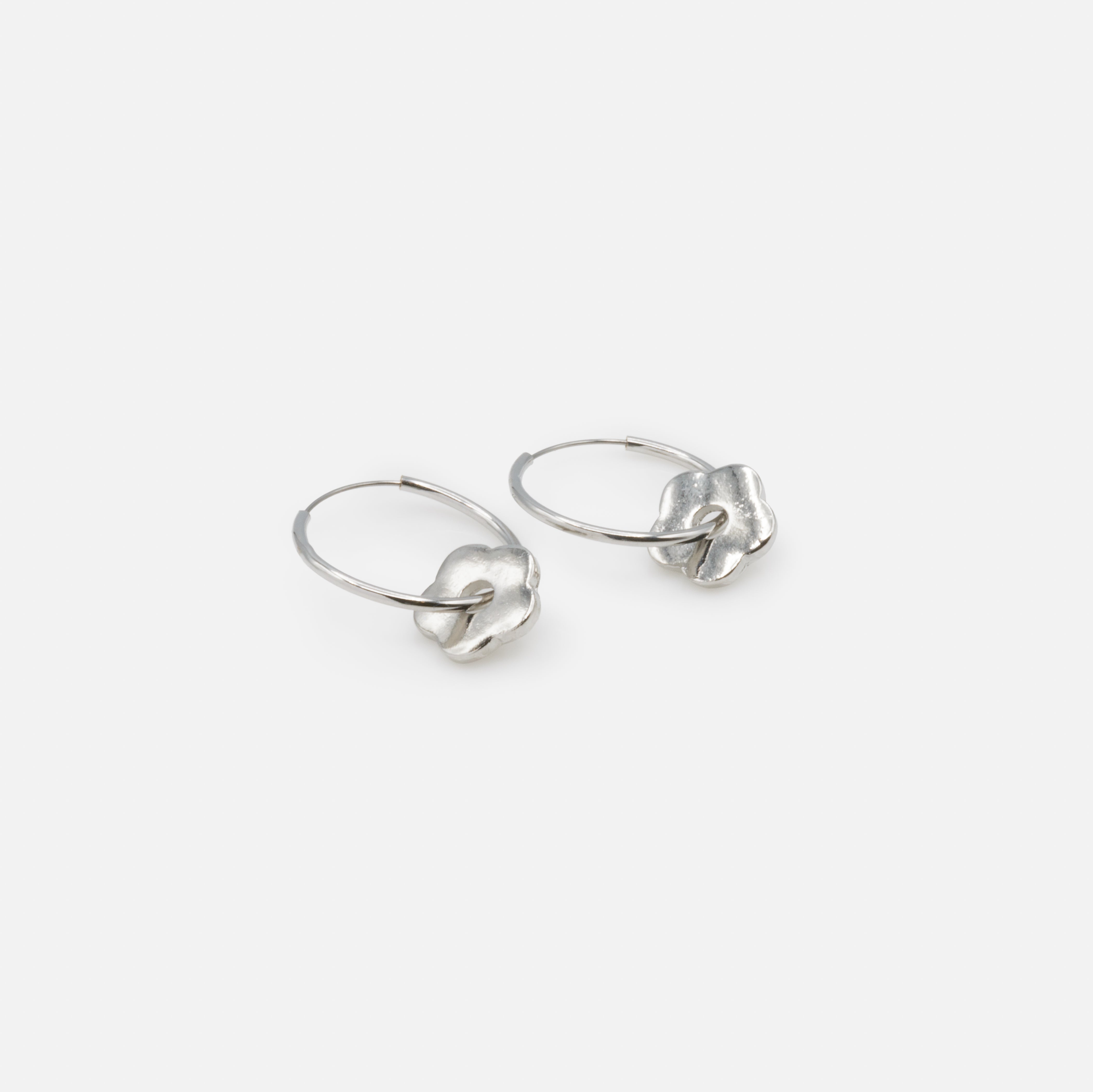 Boucles d'oreilles anneaux argentés breloque fleur texturée