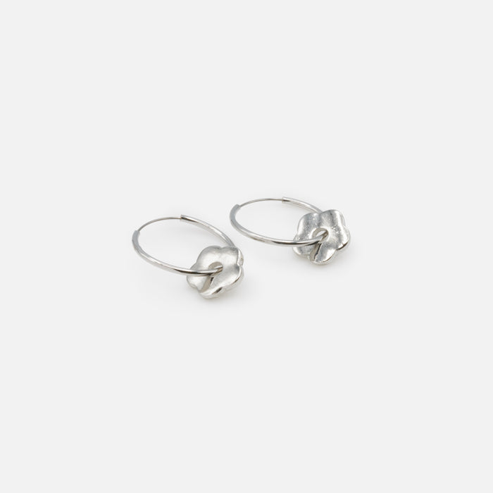 Boucles d'oreilles anneaux argentés breloque fleur texturée