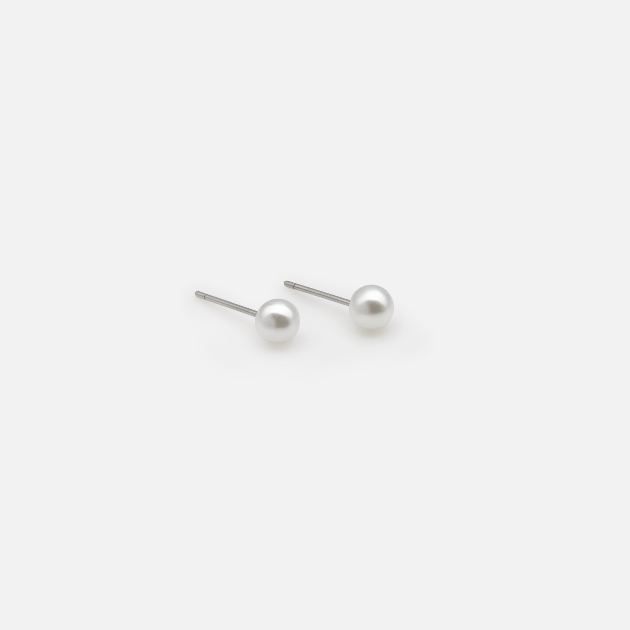 Duo de boucles d'oreilles perles et anneaux dorés torsadés