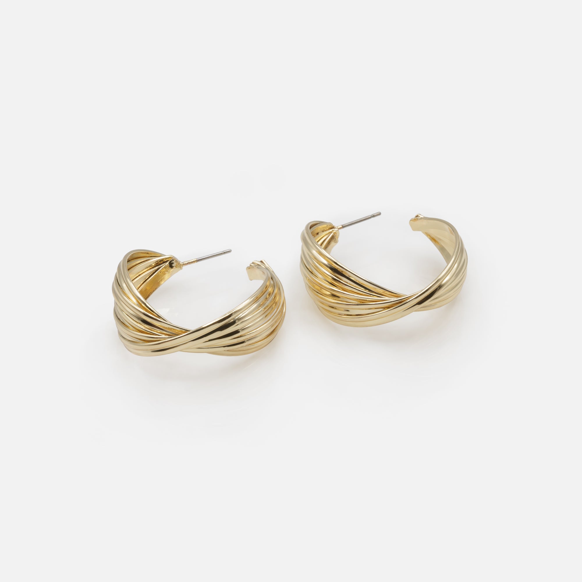 Duo of heart earrings and intertwined gold rings