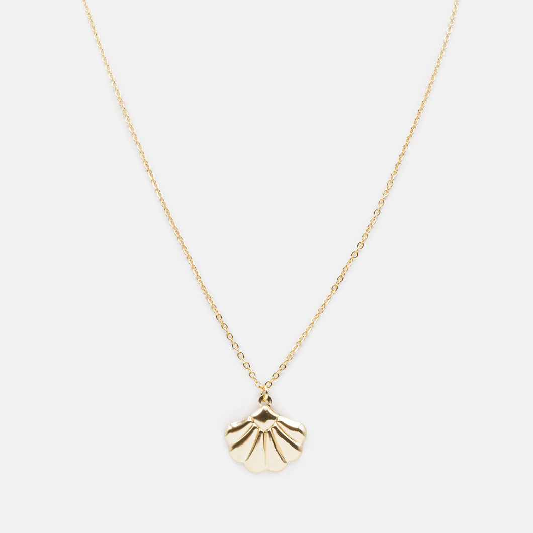 Gold shell pendant necklace