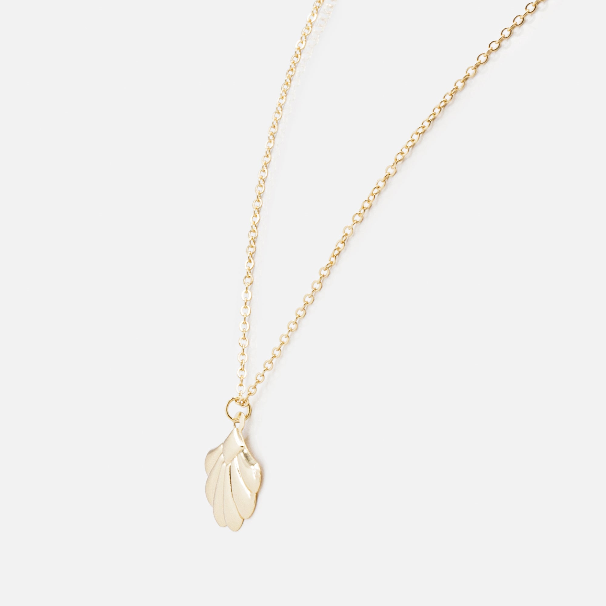 Gold shell pendant necklace