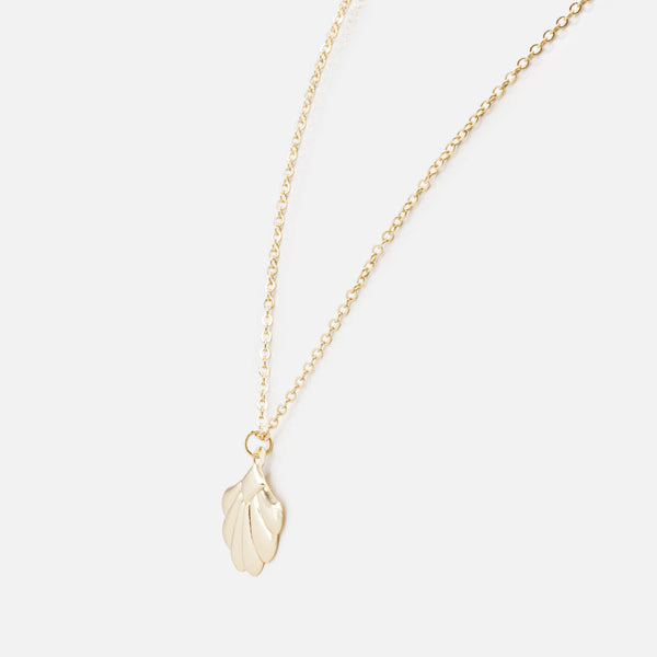 Load image into Gallery viewer, Gold shell pendant necklace
