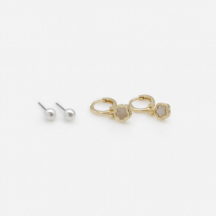 Duo de boucles d'oreilles dorées perles et anneaux avec fleur nacrée