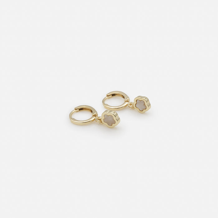 Duo de boucles d'oreilles dorées perles et anneaux avec fleur nacrée