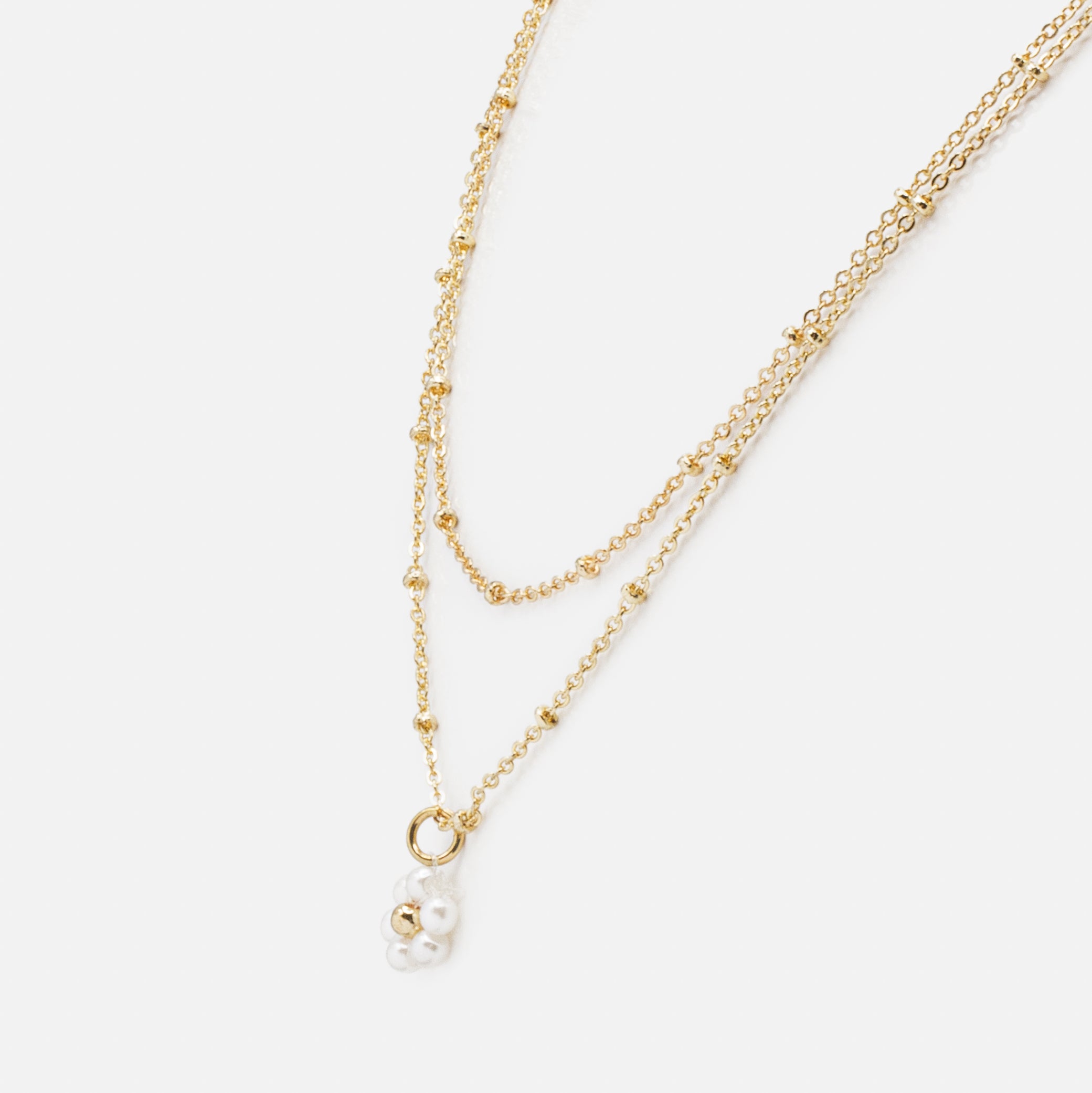 Ensemble de deux colliers dorés pendentif fleur en perles