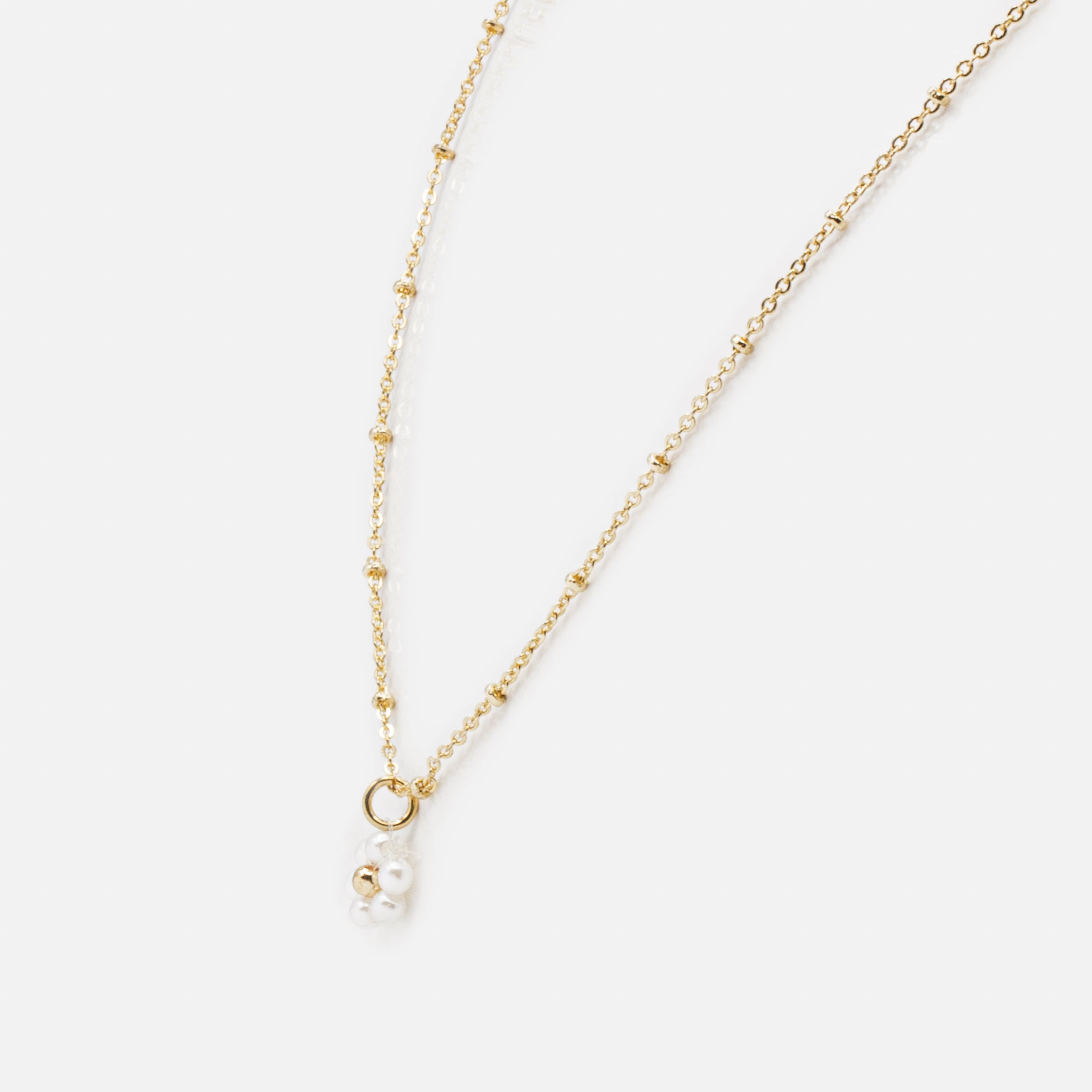 Ensemble de deux colliers dorés pendentif fleur en perles