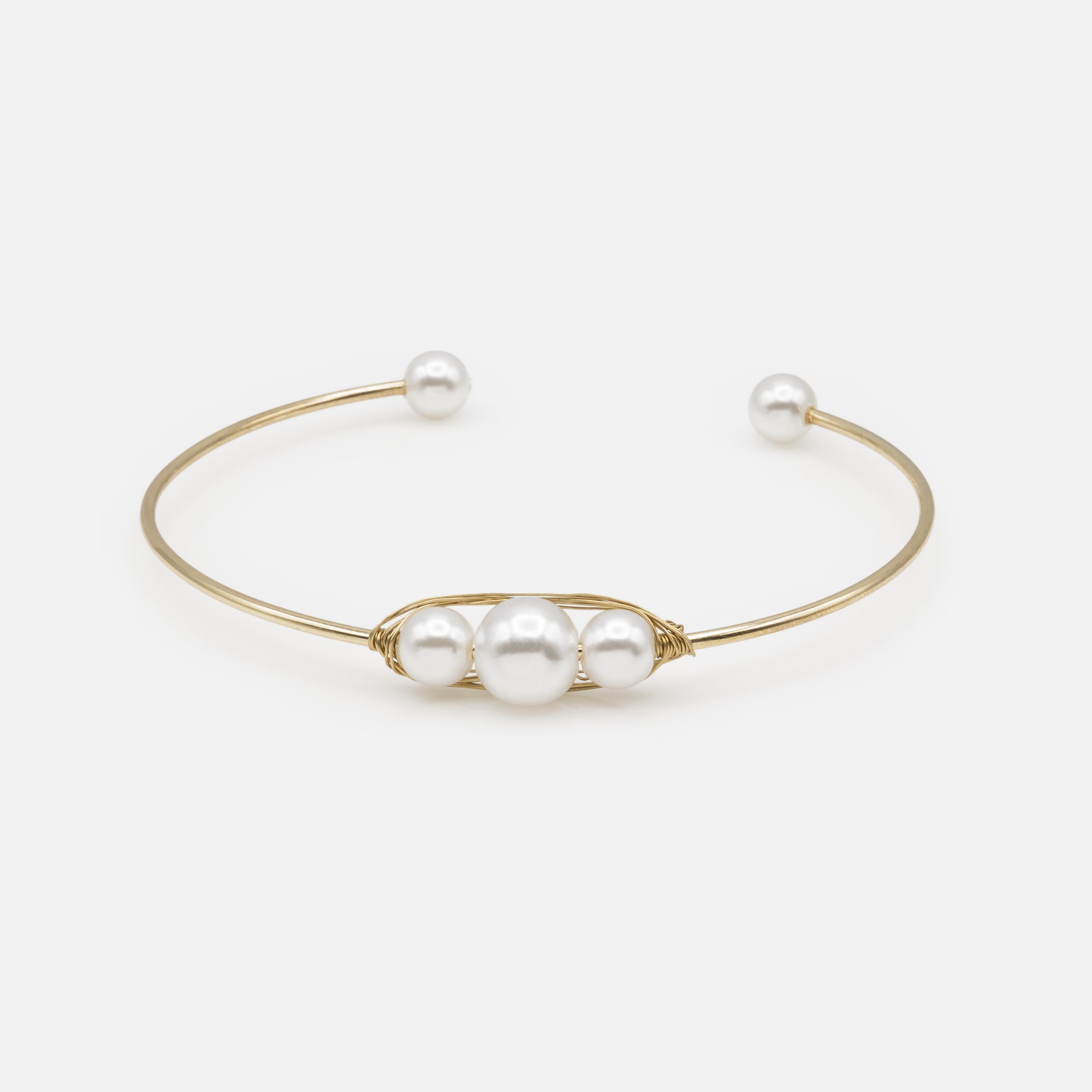 Ensemble de deux bracelets dorés trio de perles et fil métallique