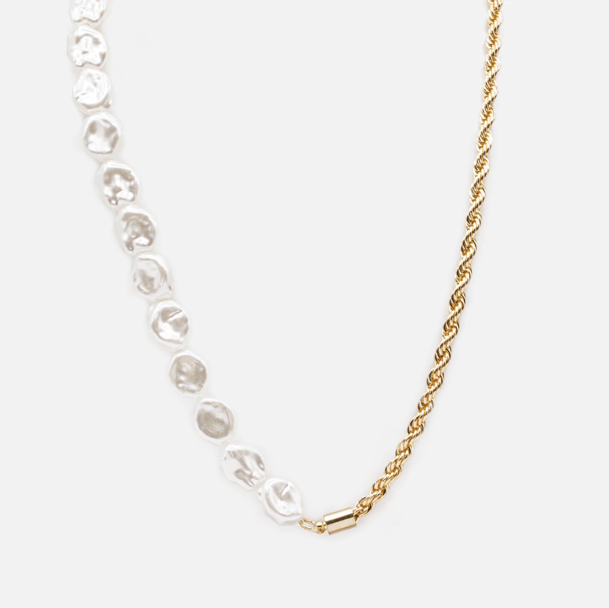 Necklace half flat pearls half golden rope links