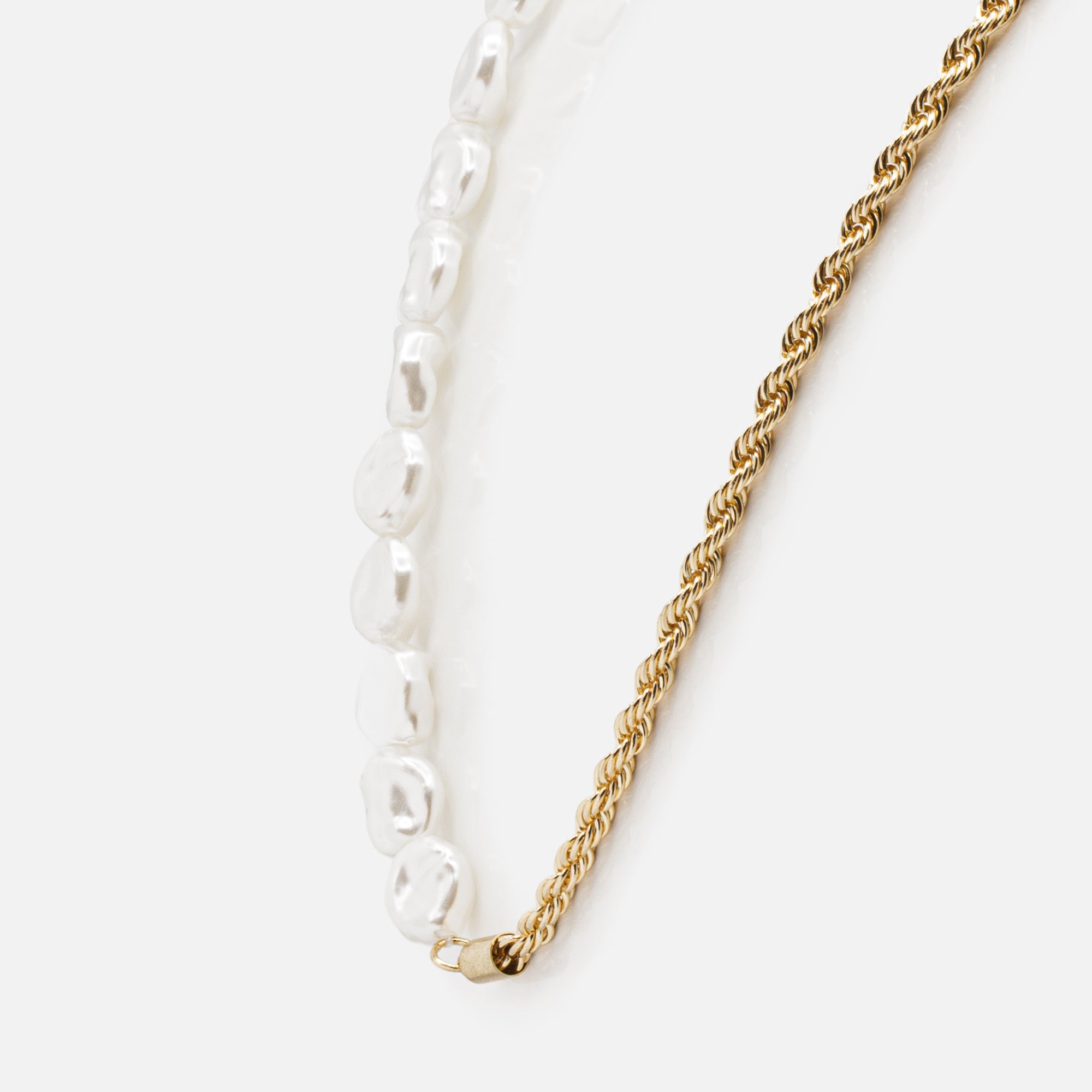 Necklace half flat pearls half golden rope links