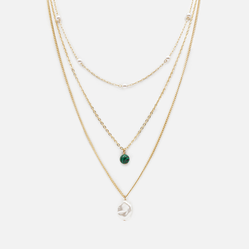Collier doré triple chaîne pendentifs perle plate et bille verte zébrée