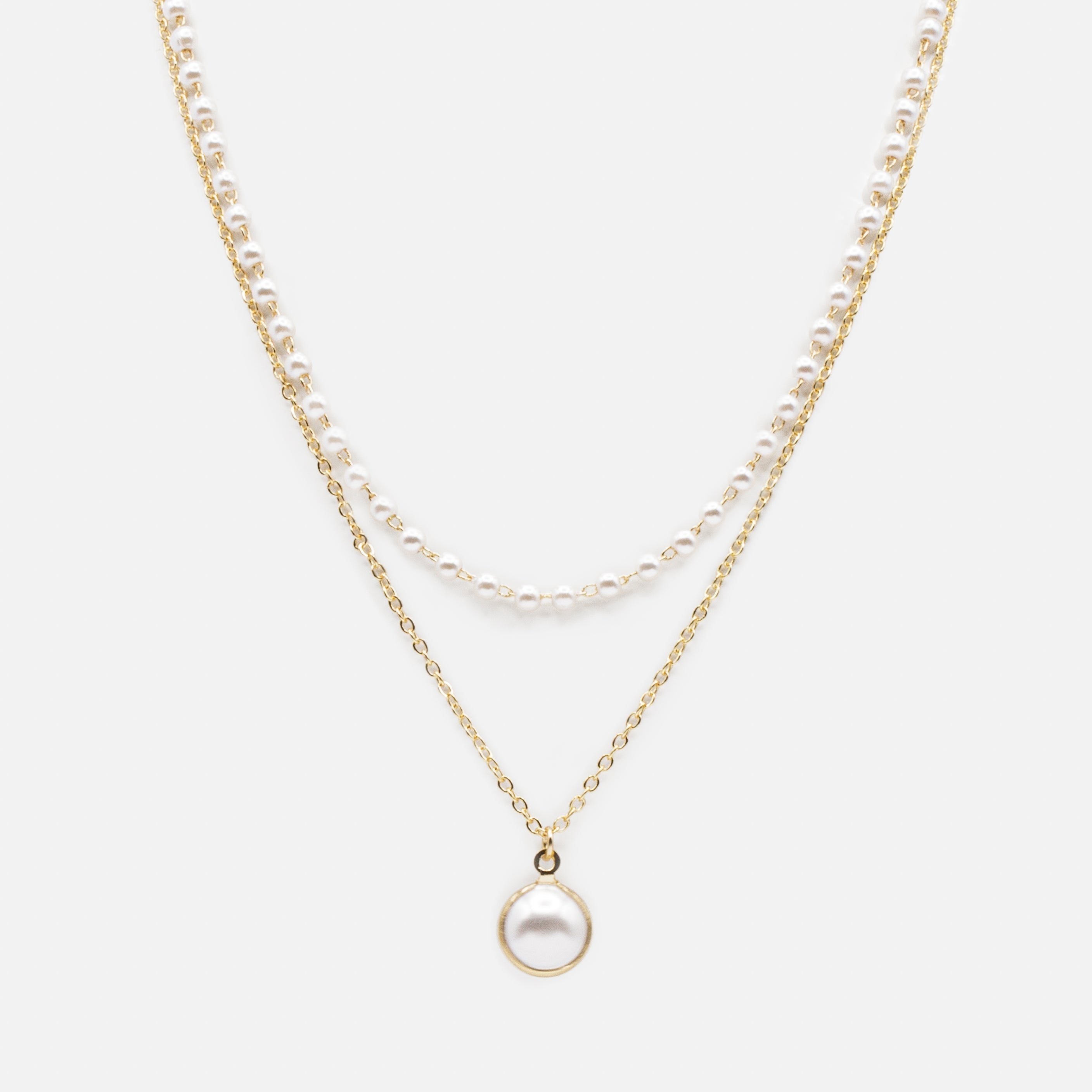 Double chain necklace with synthetic pearl pendant in its golden ring